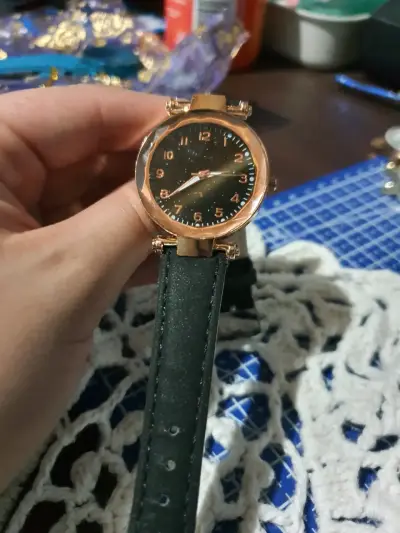 Reloj análogo dorado y negro - miniatura 3
