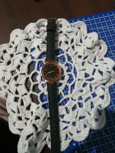 Reloj análogo dorado y negro - miniatura 4