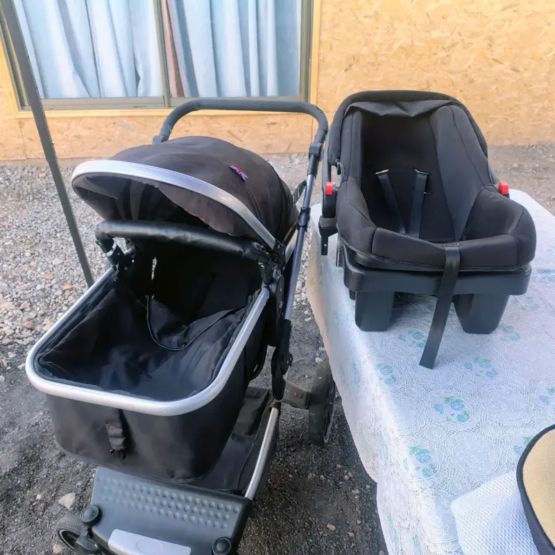 Coche y silla de bebé negra