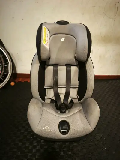 Silla de auto infantil gris - miniatura 1