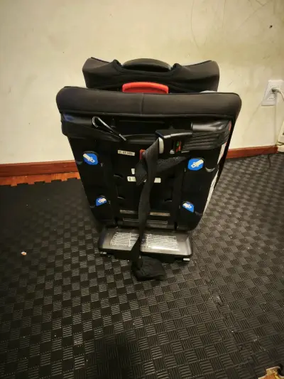 Silla de auto infantil gris - miniatura 4