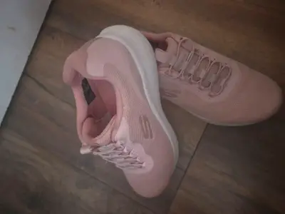 Zapatillas rosadas deportivas - miniatura 1