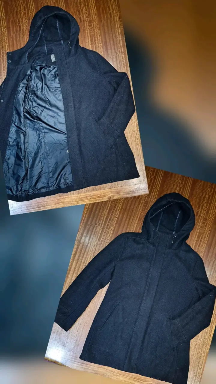 Abrigo negro con capucha
