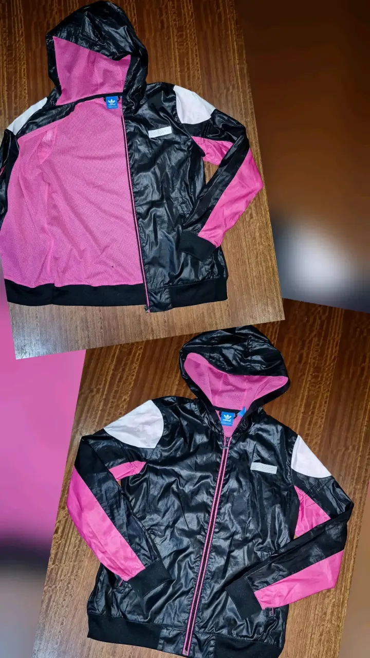 Chaqueta cortavientos negra y rosada