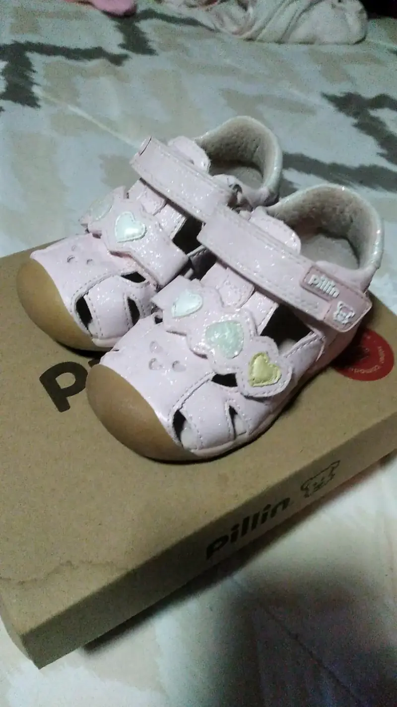 Sandalias rosadas con corazones