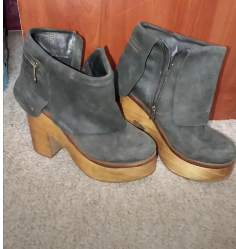 Botines grises con plataforma marca Exotica - 2