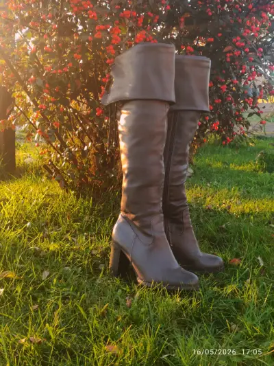 Botas negras de cuero - miniatura 1