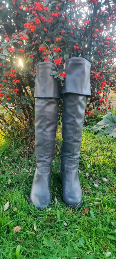 Botas negras de cuero - miniatura 2