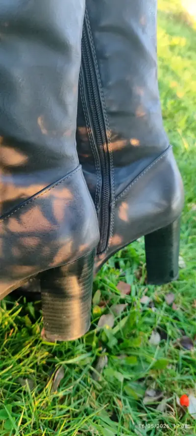 Botas negras de cuero - miniatura 5