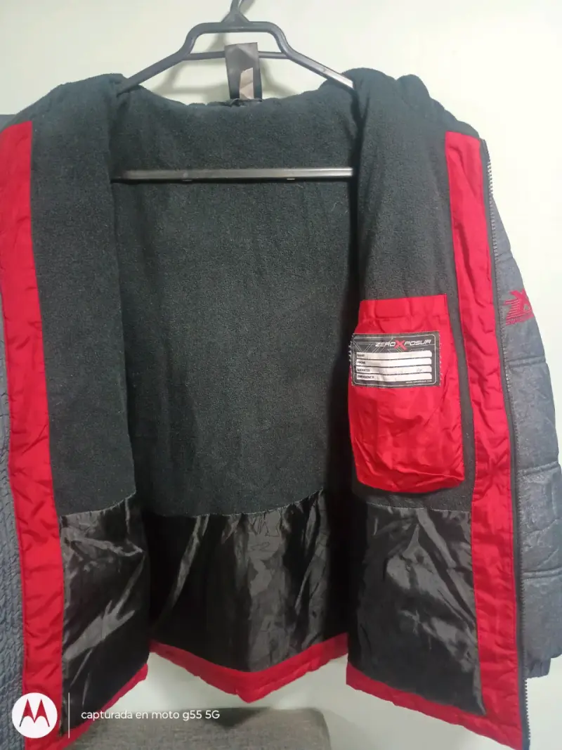 Chaqueta acolchada roja y gris - 3
