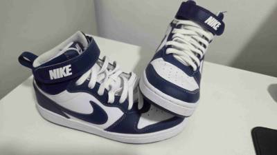 Zapatillas Nike blancas y azules - miniatura 1