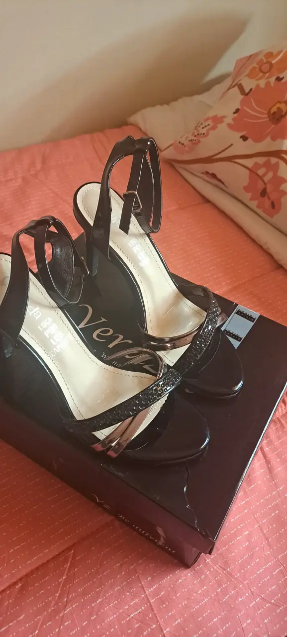 Tacones negros con brillantes