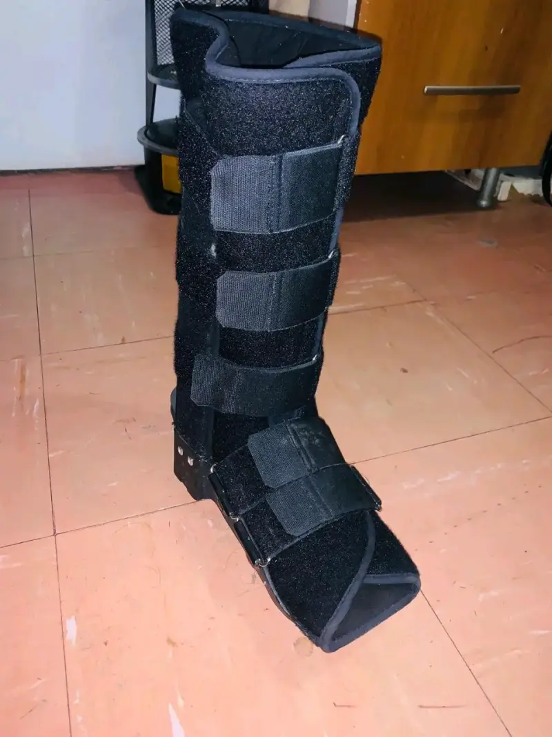 Bota ortopédica negra ajustable - 1