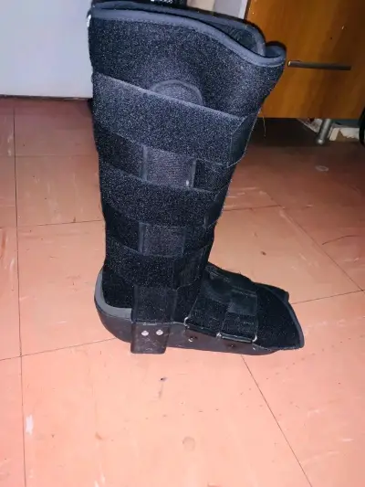 Bota ortopédica negra ajustable - miniatura 2