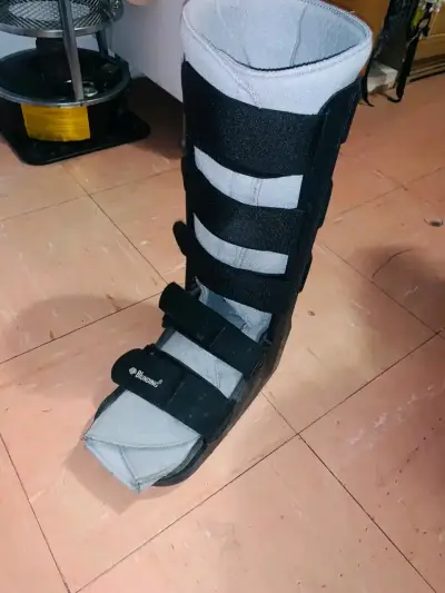 Bota ortopédica negra ajustable - miniatura 3
