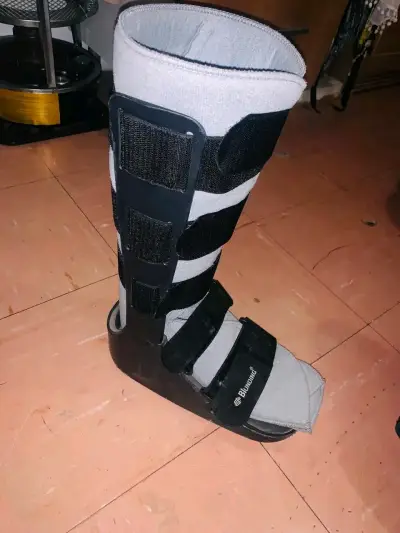 Bota ortopédica negra ajustable - miniatura 4