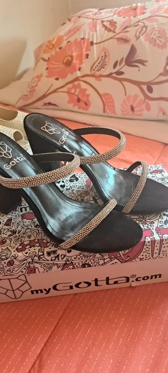 Sandalias negras con strass