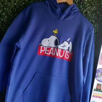 Polerón negro con diseño Snoopy - miniatura 3