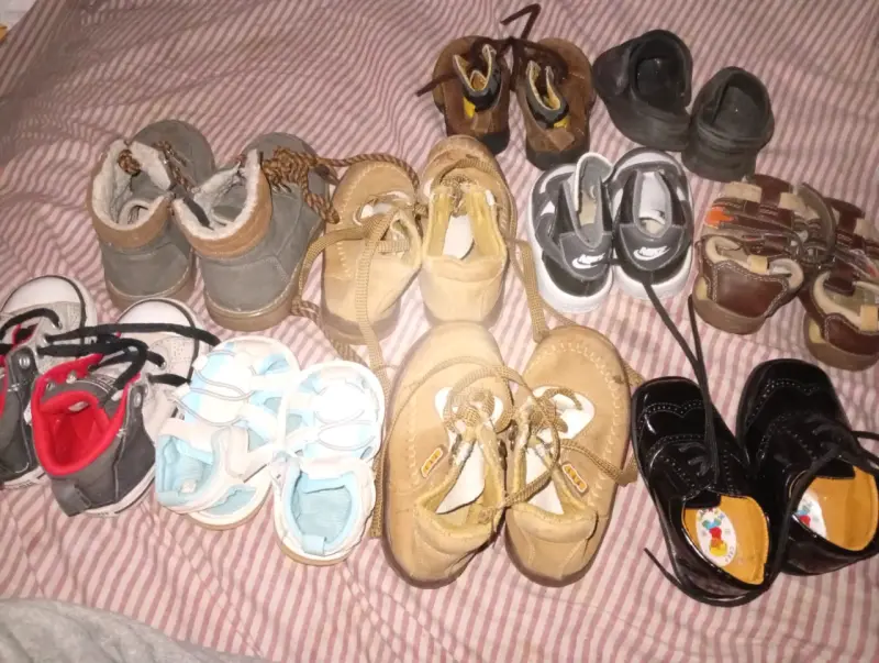 Lote de zapatos para niños