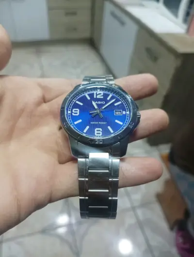 Reloj Casio azul metálico - miniatura 1