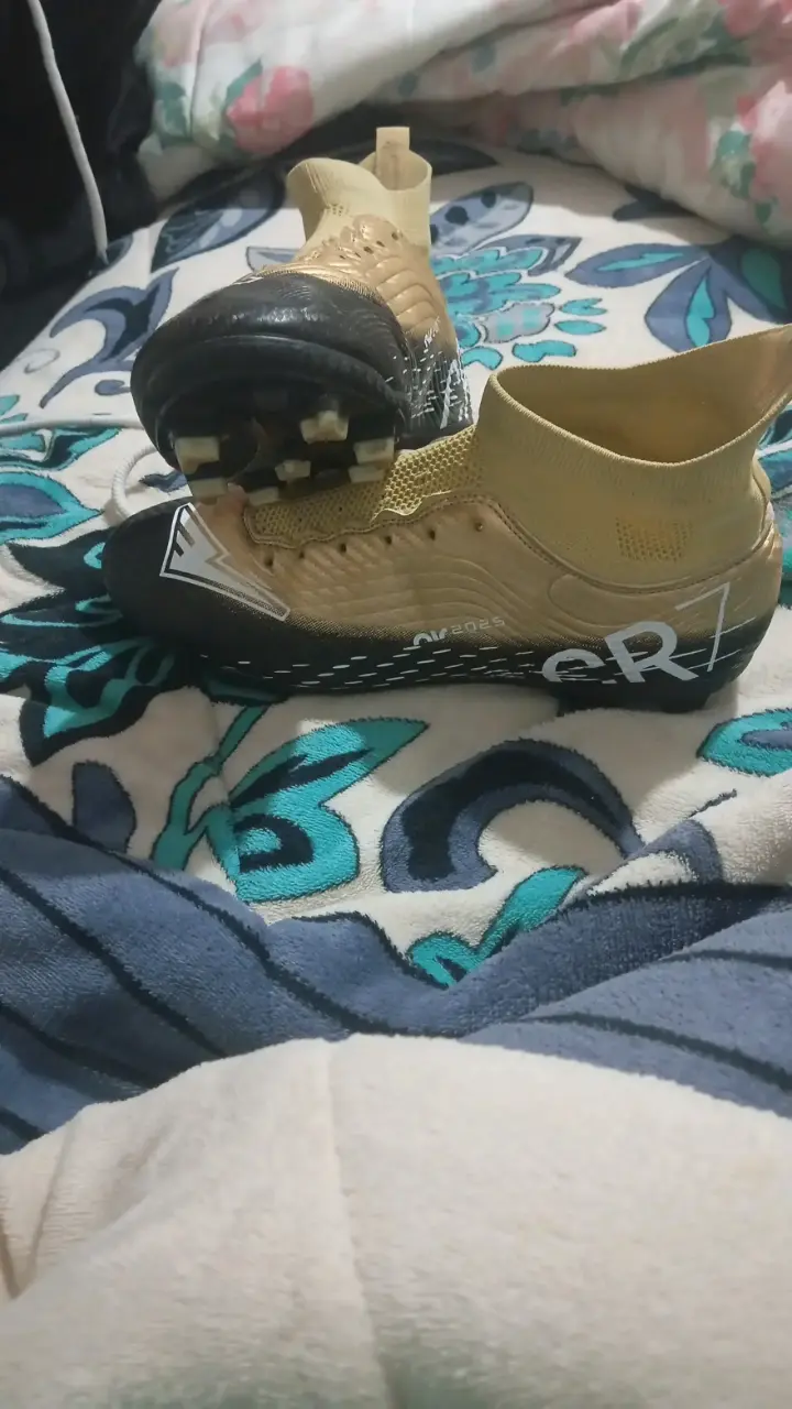 Botines de fútbol dorados CR7