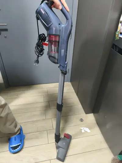 Aspiradora vertical Electrolux gris - miniatura 1