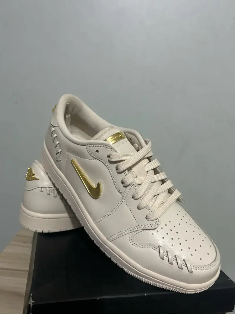 Zapatillas blancas con detalles dorados - 1