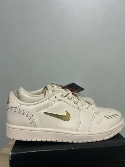 Zapatillas blancas con detalles dorados - miniatura 2