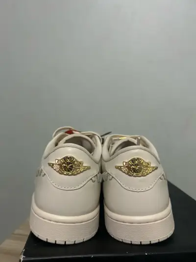 Zapatillas blancas con detalles dorados - miniatura 3