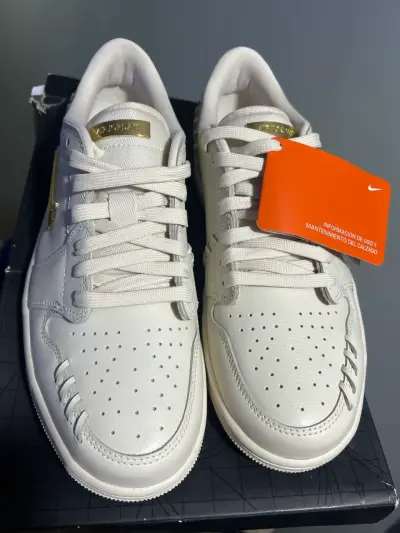Zapatillas blancas con detalles dorados - miniatura 4