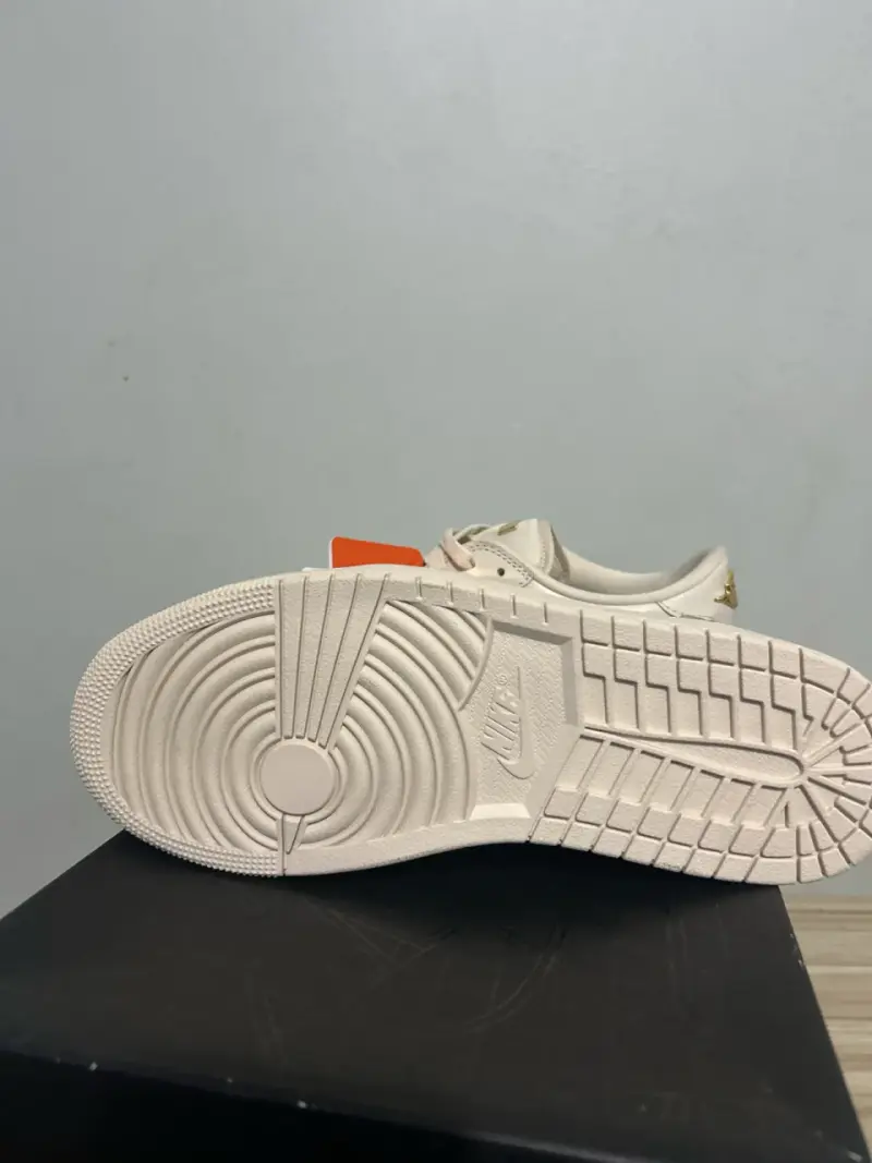 Zapatillas blancas con detalles dorados - 5