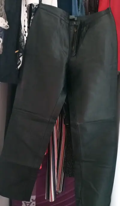 Pantalón de cuero negro - miniatura 2