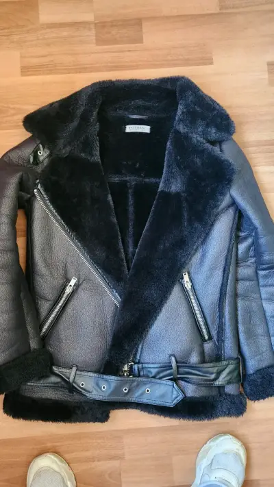 Chaqueta negra de cuero con forro - miniatura 1