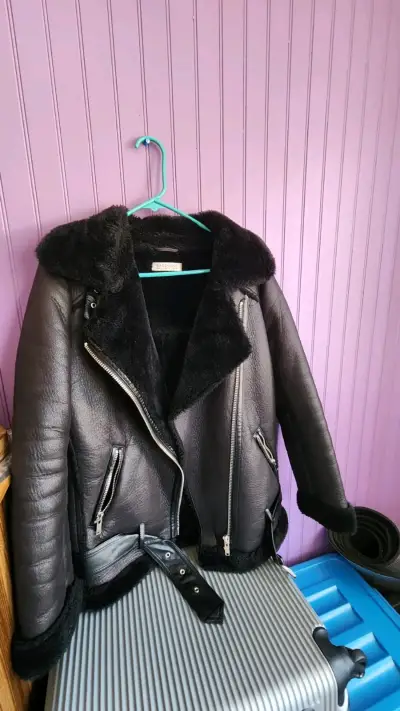 Chaqueta negra de cuero con forro - miniatura 3