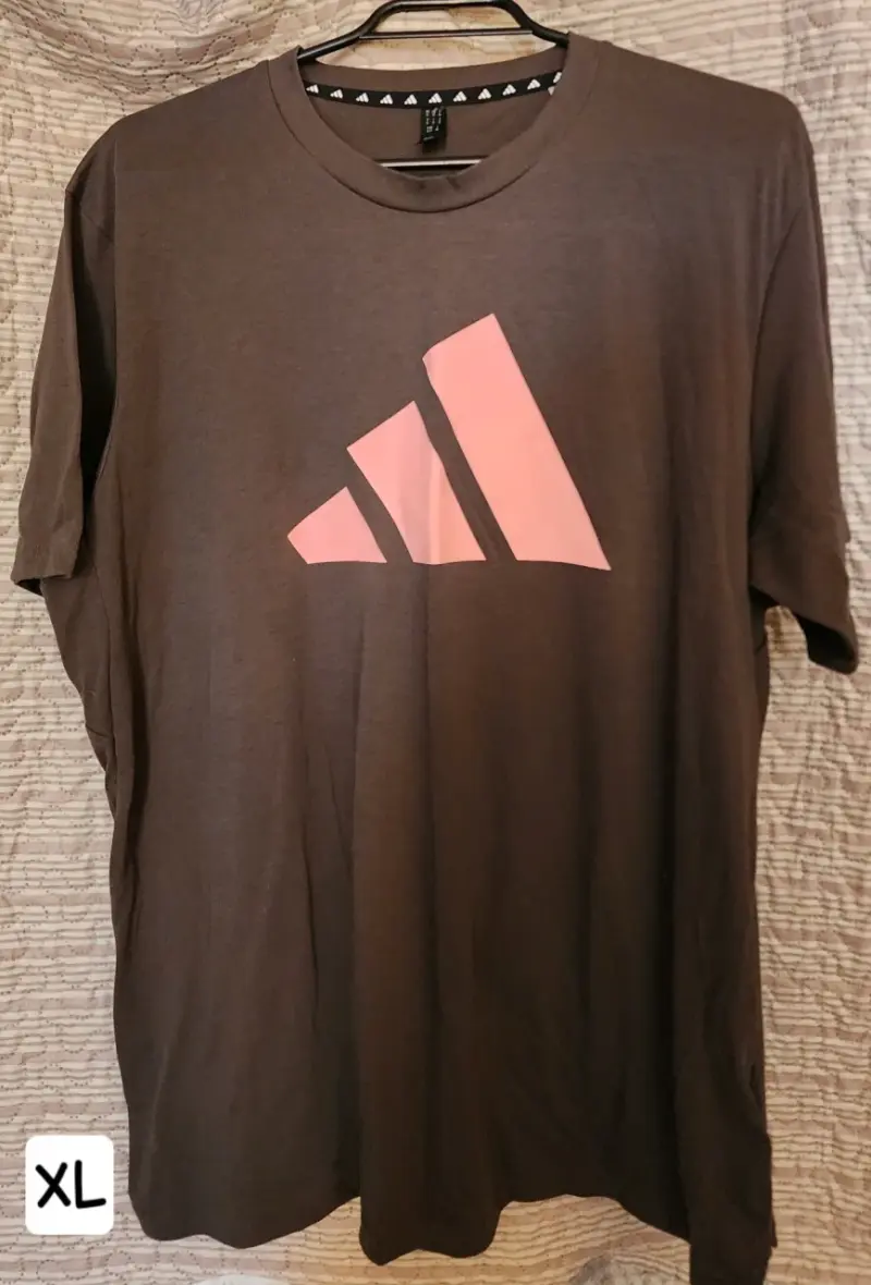 Polera verde con logo rosa - 1