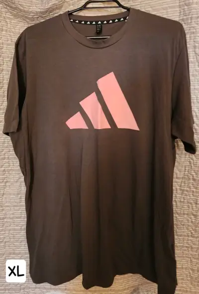 Polera verde con logo rosa - miniatura 1