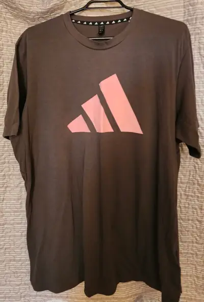 Polera verde con logo rosa - miniatura 2