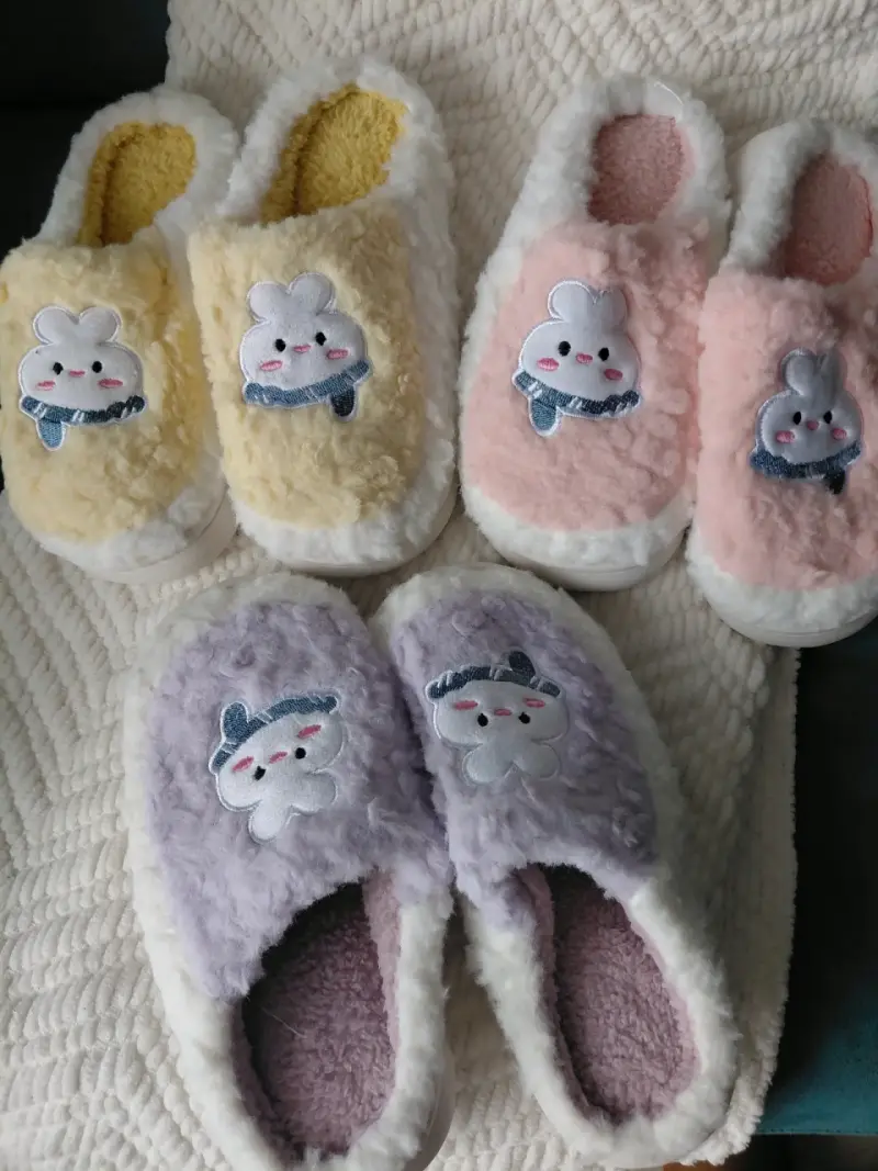 Pantuflas peludas con diseño de conejo