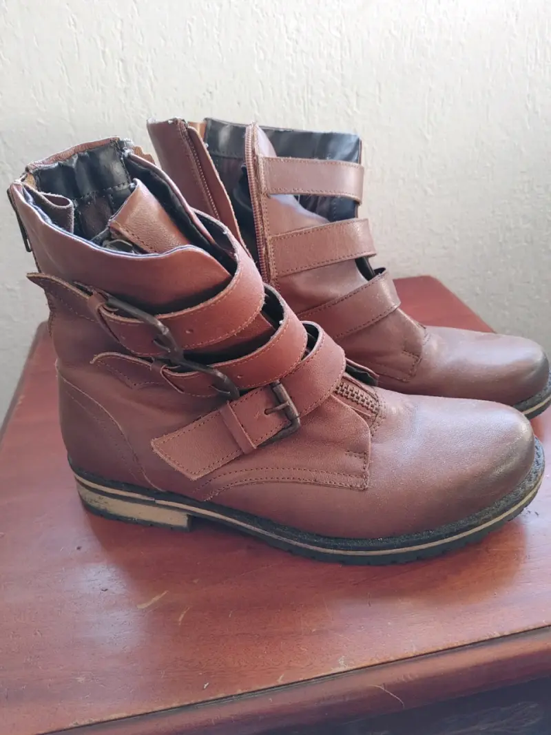 Botines de cuero café con hebillas