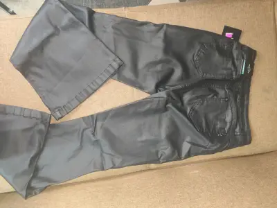 Pantalones negros con etiqueta - miniatura 2