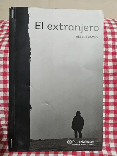 Libro El extranjero de Albert Camus - miniatura 1
