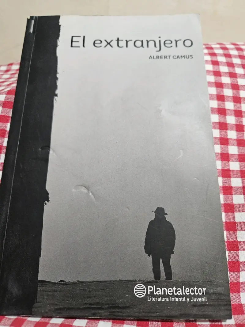 Libro El extranjero de Albert Camus - 3