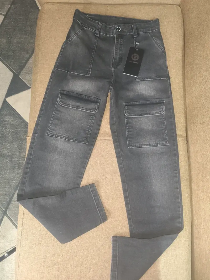 Jeans negro con bolsillos cargo - 1