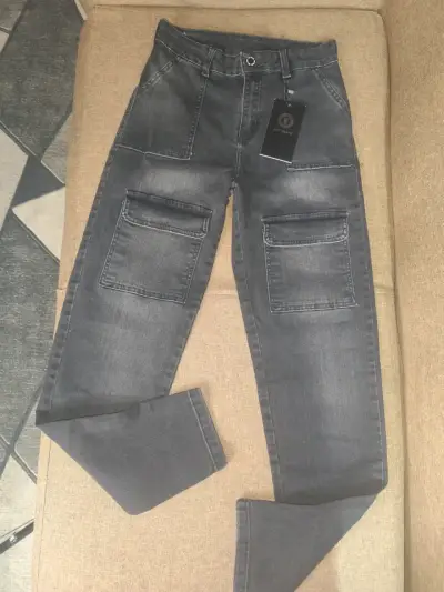 Jeans negro con bolsillos cargo - miniatura 1