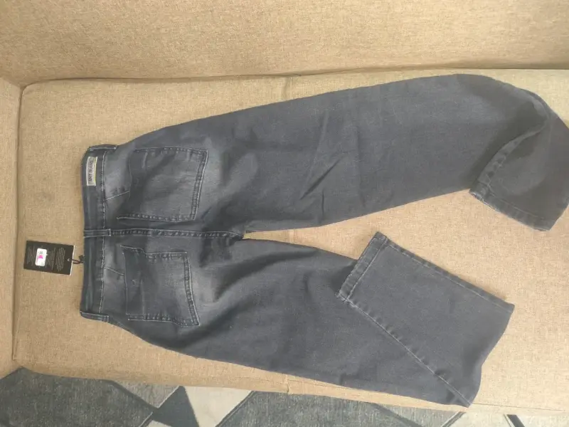 Jeans negro con bolsillos cargo - 2