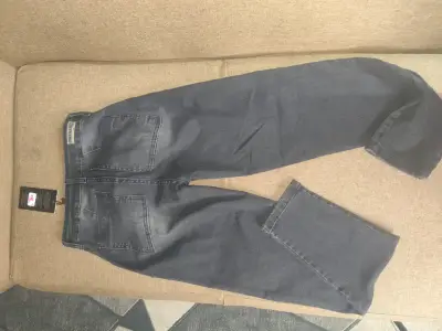 Jeans negro con bolsillos cargo - miniatura 2