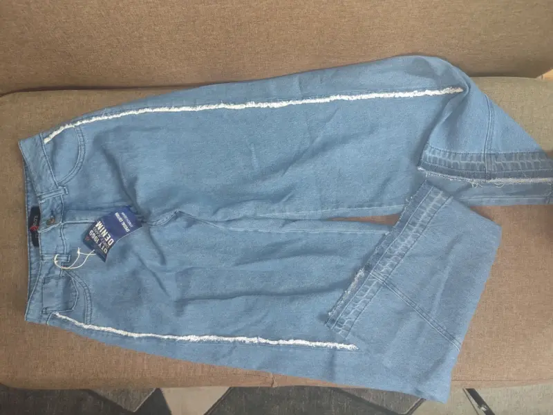 Jeans azul con franja desgastada - 1