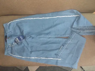 Jeans azul con franja desgastada - miniatura 1