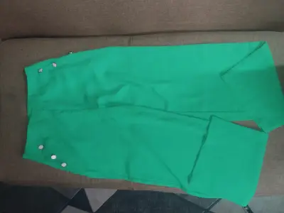 Pantalones verdes con botones - miniatura 1