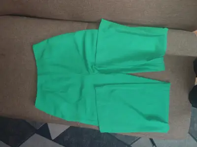 Pantalones verdes con botones - miniatura 2